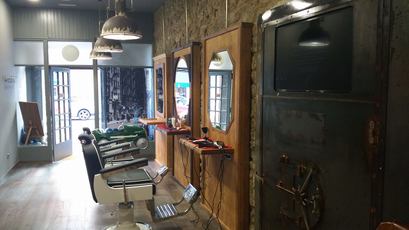 Mike Barber Shop agasalla os membros da tropa cun corte de pelo de balde!!